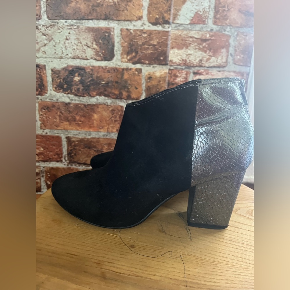 Olivia Miler Women botie 7.5